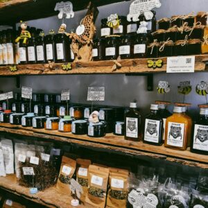Explore a charming rustic display of honey jars and herbal teas in Rize, Türkiye.